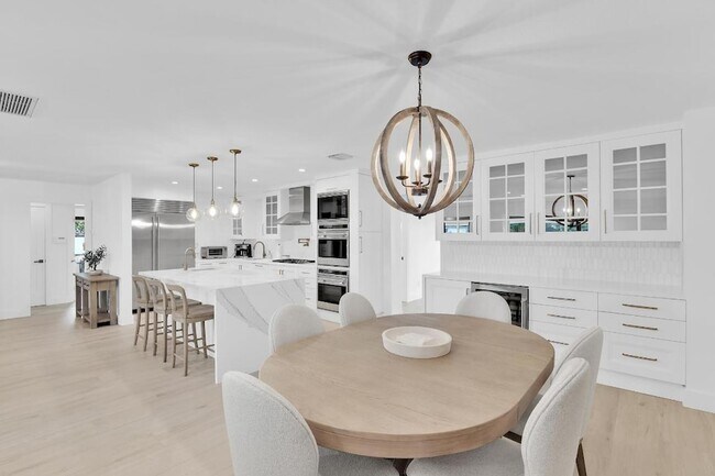 Building Photo - 3210 Palm Dr