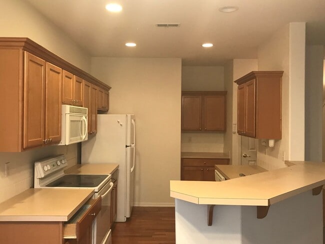 Building Photo - 4 Bed 3 Bath Gated Townhome Near Maplewood Golf