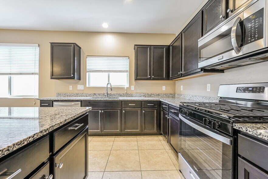 Building Photo - 17157 W Lisbon Ln