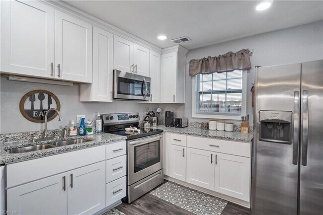 Building Photo - Spacious VB Townhouse!
