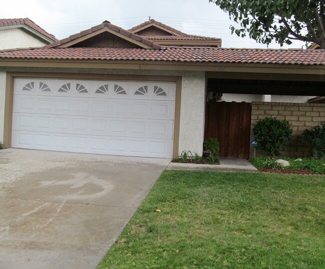 Building Photo - Showings Tues 9/9 1:30-3pm Spacious townho...