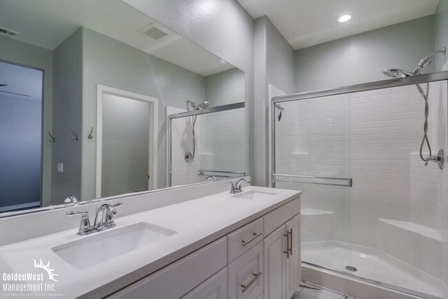 Building Photo - Stunning 3Bdm 2.5Ba Home in the Heart of I...