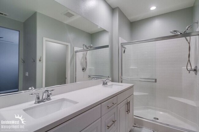 Building Photo - Stunning 3Bdm 2.5Ba Townhome in the Heart of Imperial Beach