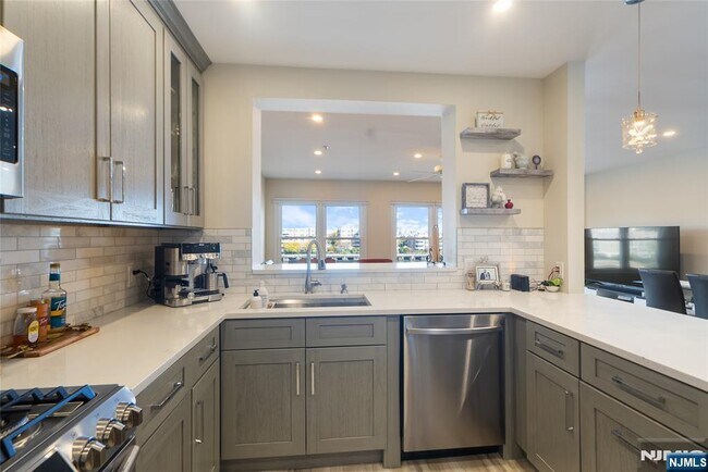 Building Photo - 302 The Promenade