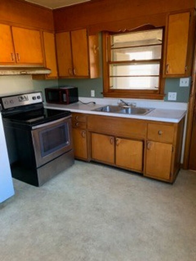 Building Photo - 2 Bedroom  1 bath located in Madison Heights.