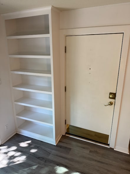 Building Photo - 807 W 40th St