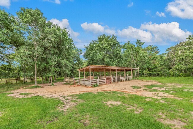 Building Photo - 10 acres with 3/2 cabin for rent in Navaso...