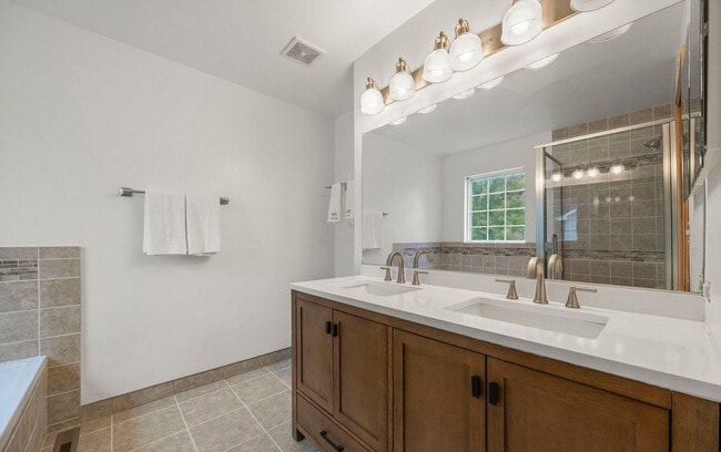 Building Photo - 2235 Cheshire Dr