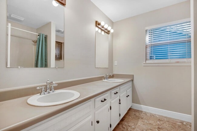 Building Photo - 266 Honeysuckle Way