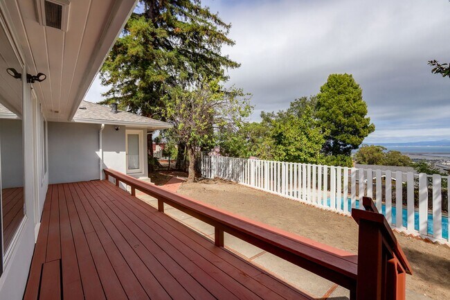 Building Photo - 3 Bed / 3 Bath + Bonus room pet friendly M...
