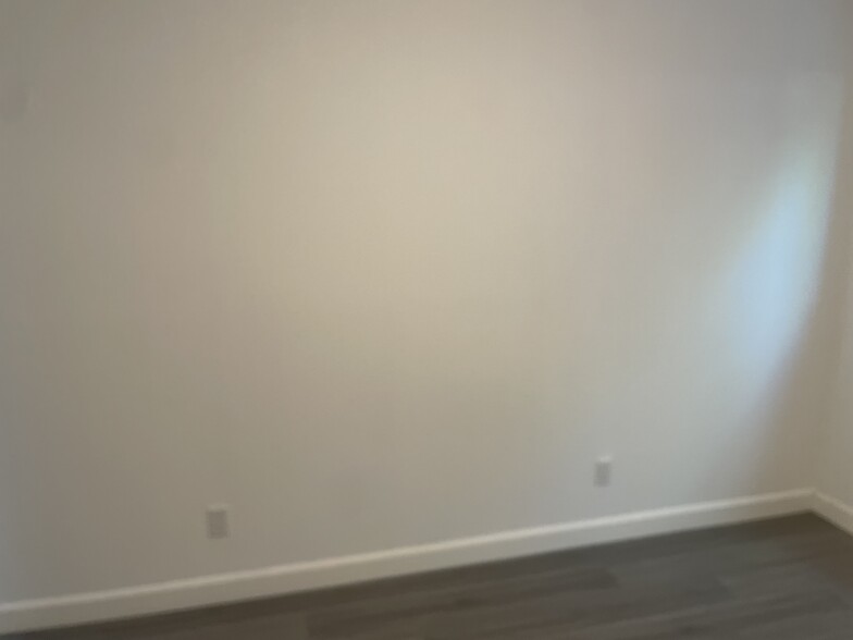 Building Photo - 265 E 69th Way