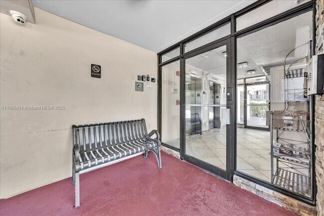 Building Photo - 3101 N Country Club Dr