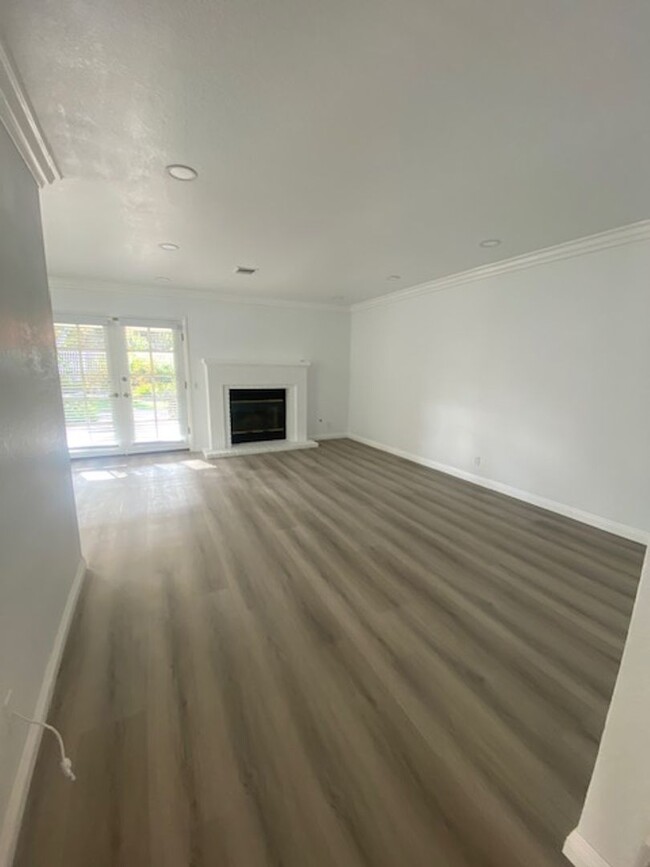 Building Photo - AMAZING Scripps Ranch Remodel! 4BR 3BA 2 S...