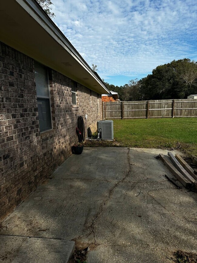 Building Photo - Country Living