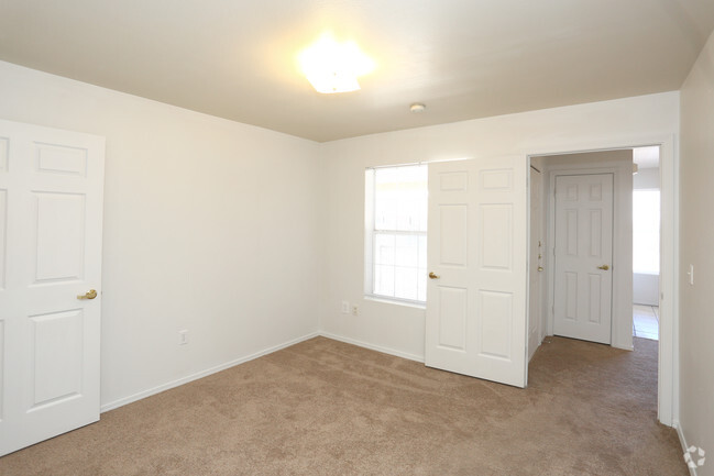 2BR, 2BA - 1009SF - Master Bedroom - Apache Trace Apartments