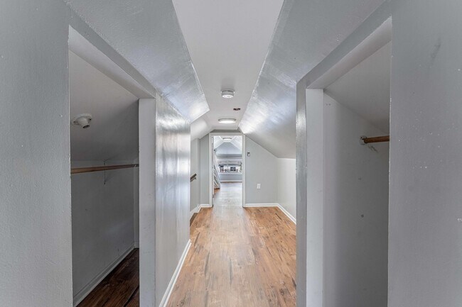 Building Photo - 7008 S Oakley Ave