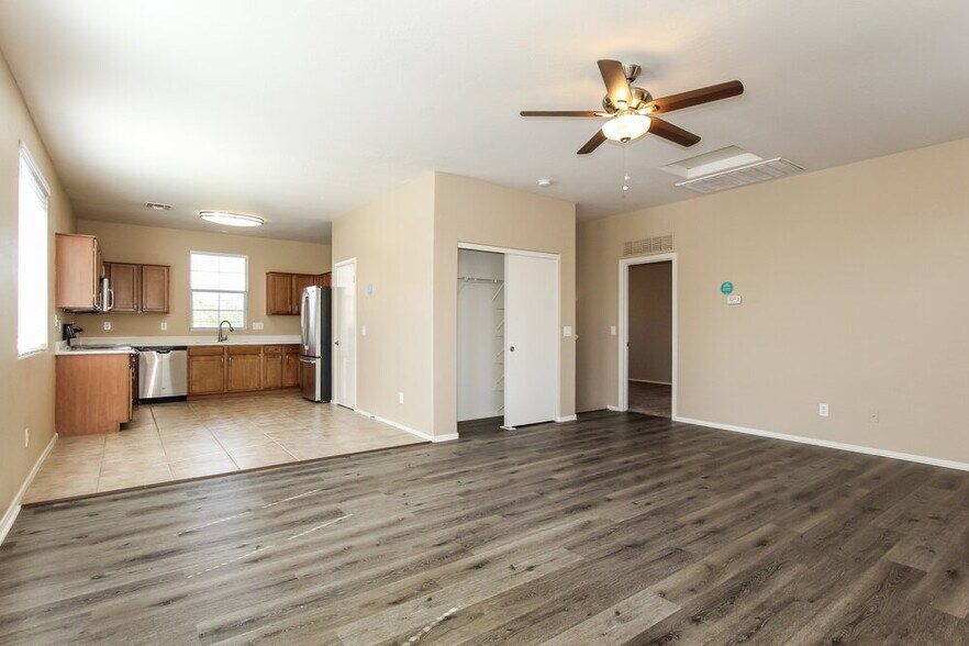 Building Photo - 5143 W Albeniz Pl