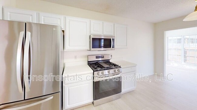 Building Photo - 342 Meadow Pathway Dr