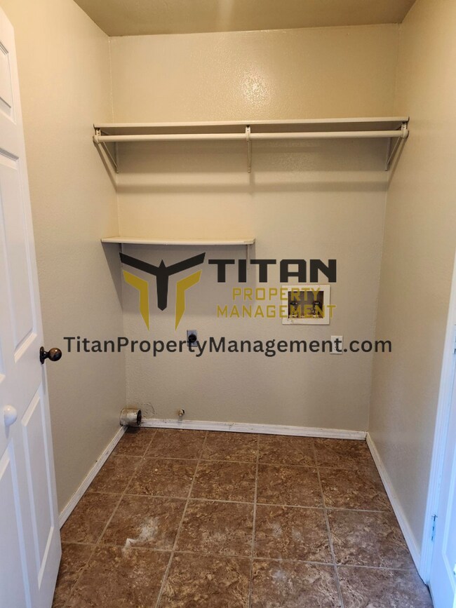 Building Photo - 3b/2b house