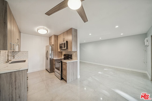 Building Photo - 7545 Hampton Ave