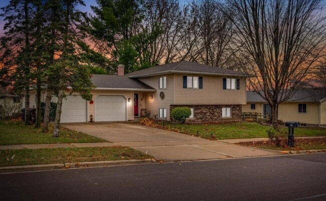 Building Photo - 606 Vilas St