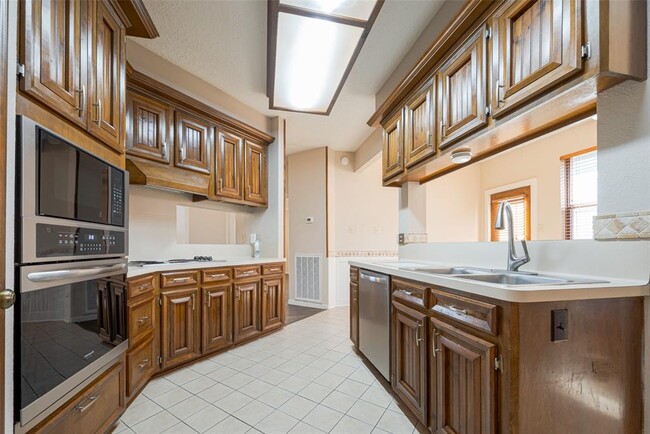 Building Photo - 606 Misty Creek Dr
