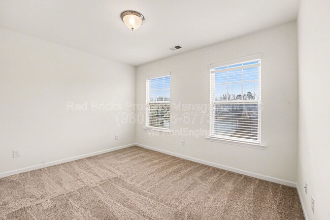 Building Photo - 1349 Middlecrest Dr NW