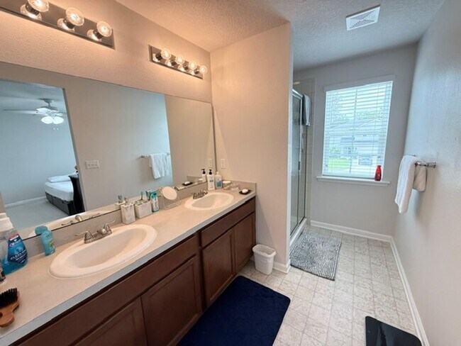 Building Photo - Beautiful home available for rent in the d...