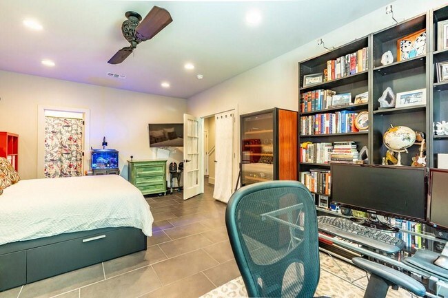 Building Photo - 206 E Live Oak St