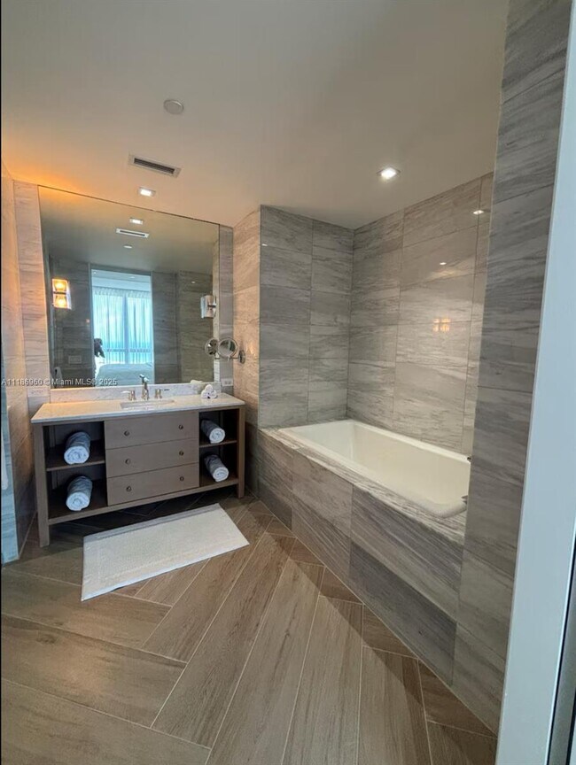 Building Photo - 2201 Collins Ave