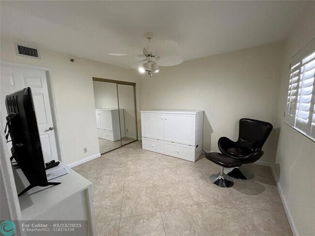 Building Photo - 7260 Kinghurst Dr