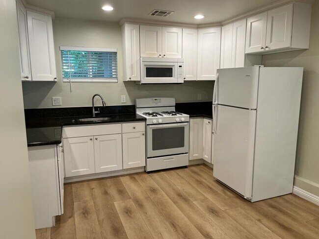 Kitchen - 15118 Weddington St