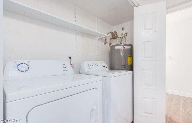 Building Photo - Spacious 4BR Townhome in Phoenix