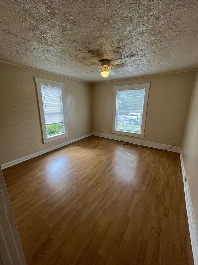 Building Photo - Spacious 2 Bedroom on Weber Rd.