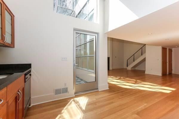 Building Photo - 520 6th St