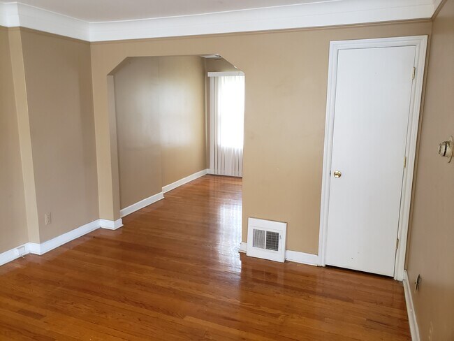 Building Photo - 383 Merton Rd