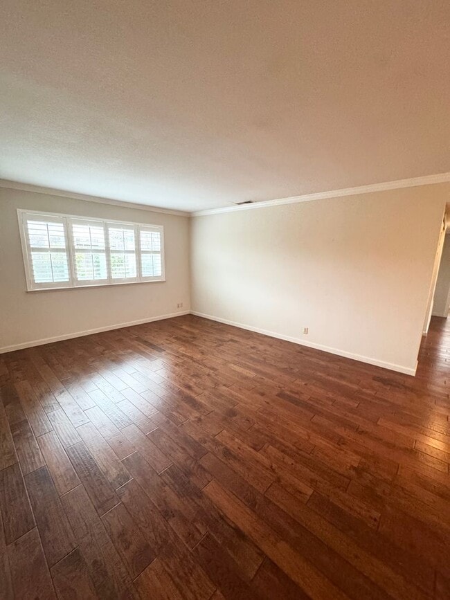 Building Photo - THREE BEDROOM TWO BATH HOME NEAR MANLOVE PARK SEE VIDEO