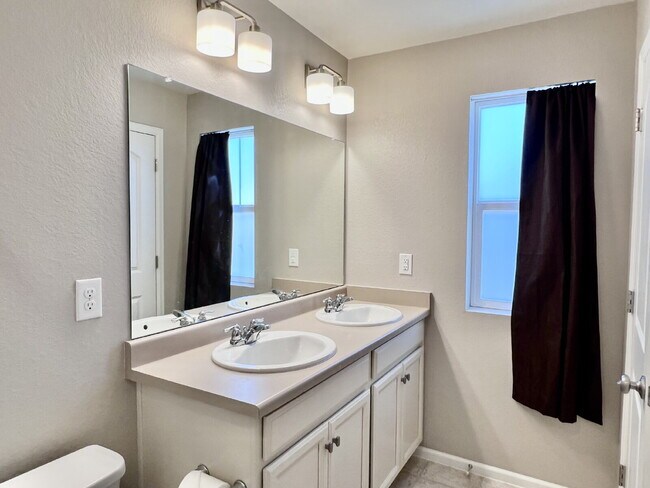 Building Photo - Beautifully Maintained 4BR/3.5BA Townhome with Finished Basement in Prime Aurora Location w/2-Car...