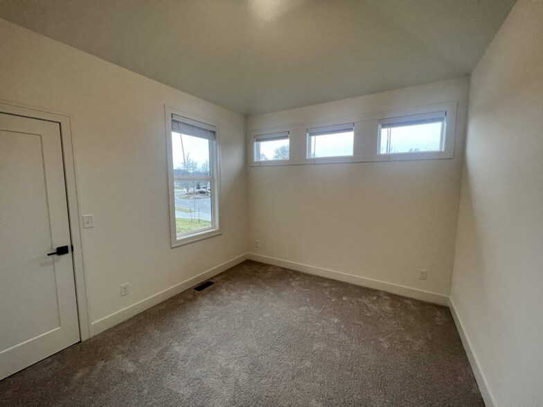 Building Photo - 1517 SW Hedgewood Ln