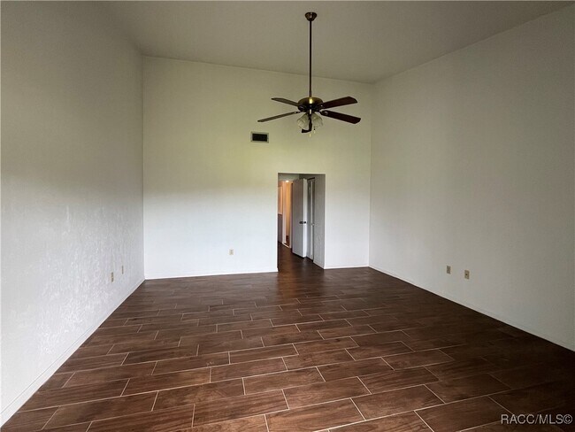 Building Photo - 810 E Gilchrist Ct