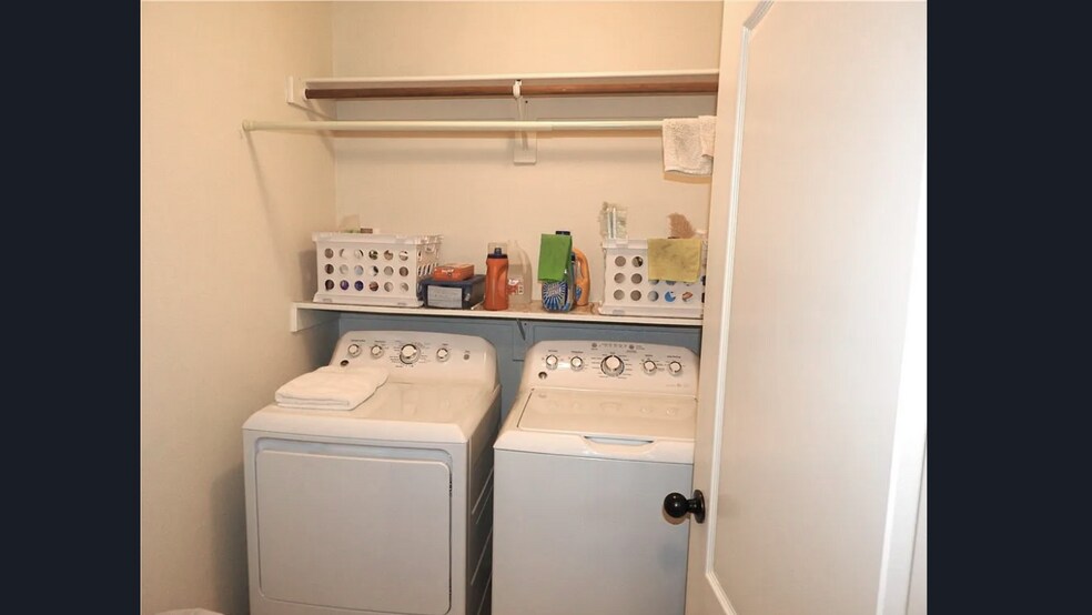 Building Photo - 402 SW Arch St