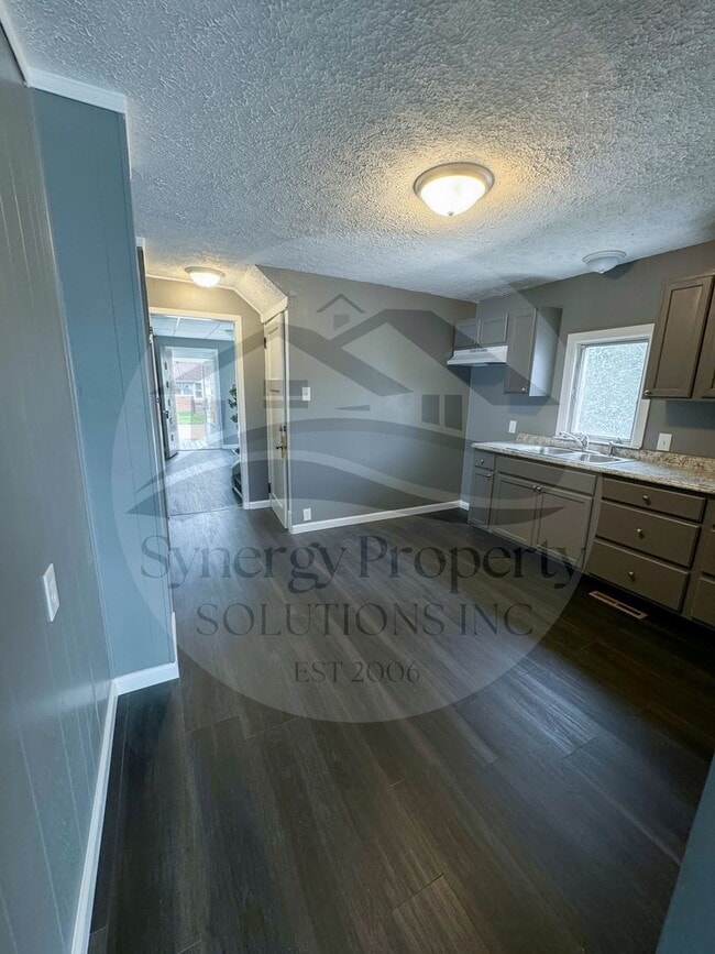 Building Photo - Crestline Home Available Now
