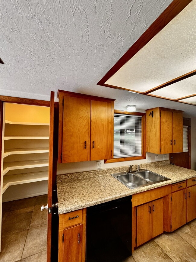 Building Photo - 9108 Bluff Dr