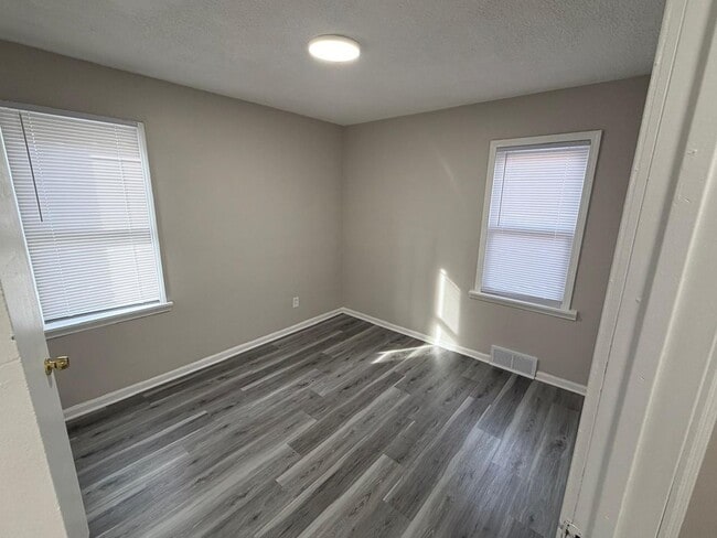 Building Photo - 3 Bedroom Renovated Ranch