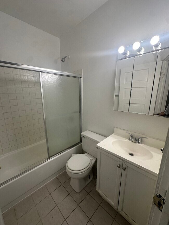 Building Photo - 1009 S Oakley Blvd