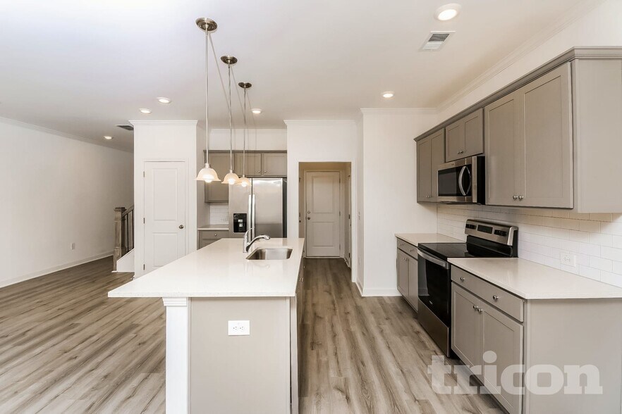 Building Photo - 165 E Rdg Wy