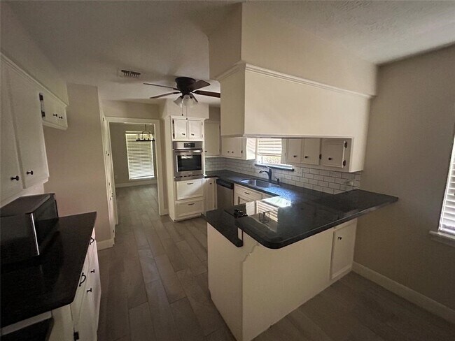 Building Photo - 11710 Glenway Dr