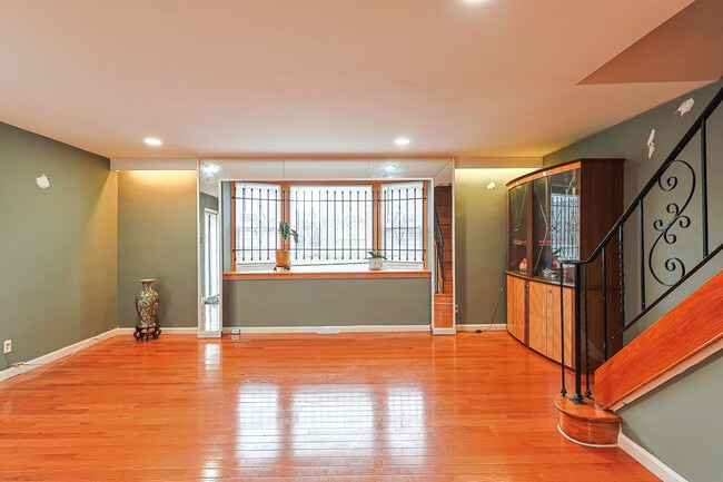 Building Photo - 2421 Vista St