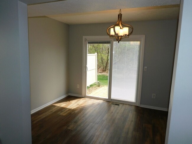 Building Photo - Spacious 4 Bedroom, 2.5 Bath Home