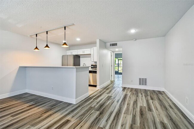 Building Photo - 9125 Tudor Dr